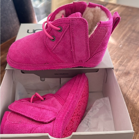 Uggs size toddler 4/5 - Picture 2 of 2